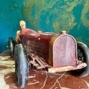 Grande sculpture vintage de voiture de course Grand Prix - Modèle en fibre de verre peint à la main, signé « AD » - 73 cm de long 5,5 kg - Décoration de style course Art Déco