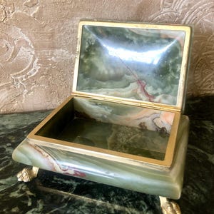 Scatola vintage in onice italiano con piedini a zampa - Portagioie in onice verde ispirato all'Art Déco - Scatola per sigarette di metà secolo - Prodotto in Italia - Spedizione gratuita nell'UE