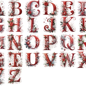 Op de afbeelding: Een complete set hoofdletters van A tot Z, elk weergegeven in een vet rood lettertype. Elke letter is ingewikkeld versierd met feestelijke elementen, waaronder groene dennennaalden, rode bessen, witte sneeuwvlokken en kleine rode kerstballen.