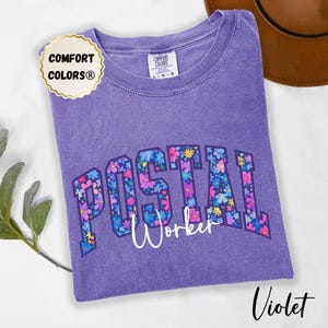 Camiseta de cartero con flores, colores cómodos, regalo para mujer, camisa de cartero con flores, regalo de cartero