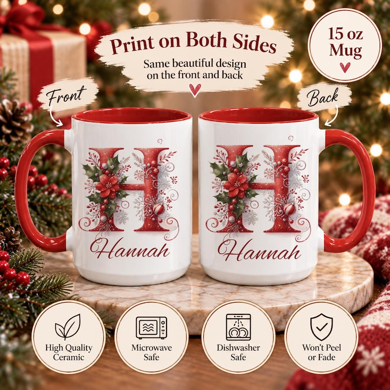 Op de afbeelding: Twee witte keramische mokken met rode binnenkant en oren, elk voorzien van een grote rode letter H versierd met hulst, kerststerren en bessen, met de naam Hannah eronder. Tekst bevat Print on Both Sides en 15 oz Mug.