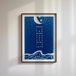 Può includere: Stampa artistica incorniciata con sfondo blu scuro. Il testo bianco recita: «WHAT IF THE MOON AND THE SEA WERE IN LOVE». L'opera d'arte include una luna, stelle e onde stilizzate.
