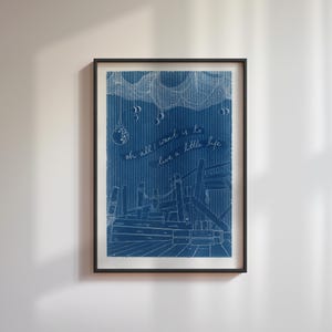 Könnte beinhalten: Eine blaue und weiße Illustration einer Holzkonstruktion mit einem Netz darüber. Der Text "oh all I want is to live a little life" ist in weiß auf blauem Hintergrund geschrieben.