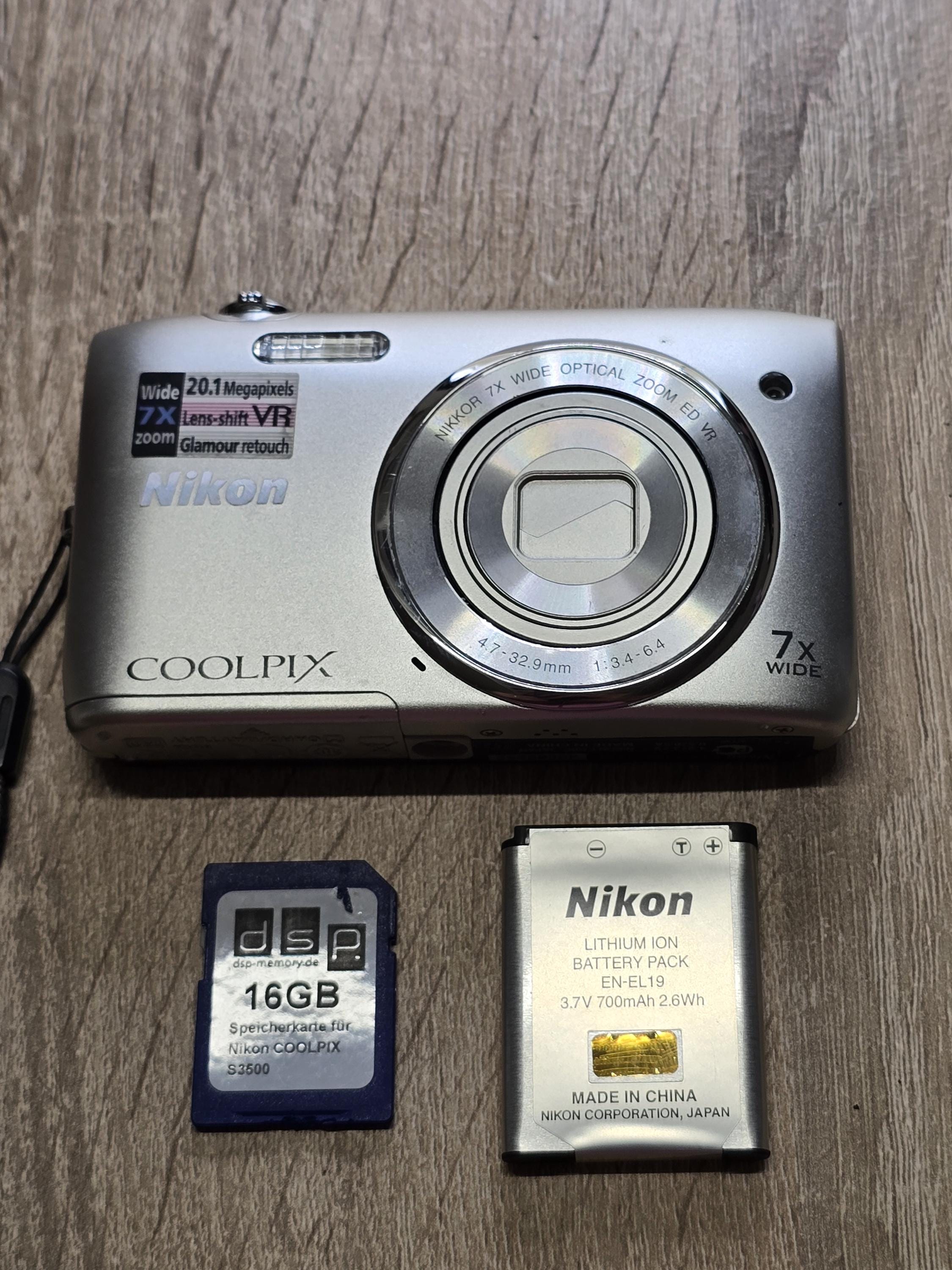 Nikon Coolpix S3500 20.1MP 7.0x Zoom Compact Digital Camera Silver