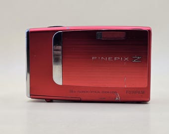 Fotocamera digitale vintage Fujifilm FinePix Z Red Y2K con sensore CCD e zoom 3x, stile TikTok.