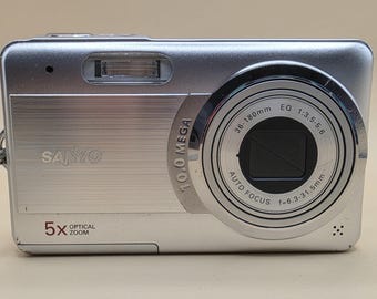 RARA fotocamera digitale compatta Sanyo VPC-E10 10.0MP con zoom 5x, testata in argento