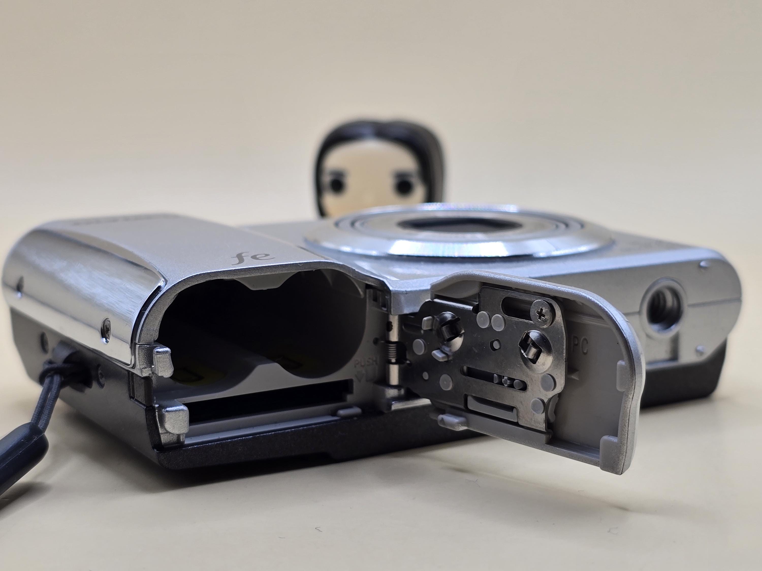 オリンパス FE FE-47 14.0 MP デジタルカメラ シルバー 5倍光学ズーム