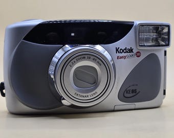 Fotocamera Kodak EasyLoad KE85 35mm a pellicola, stile retrò anni 2000, compatta e zoom.
