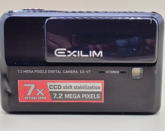 Fotocamera digitale Casio Exilim EX-V7 da 7,2 MP con zoom 7x e sensore CCD, modello Y2K, colore nero.