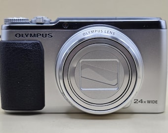 Fotocamera digitale Olympus Stylus SH-60 con zoom 24x, colore argento, testata e funzionante.