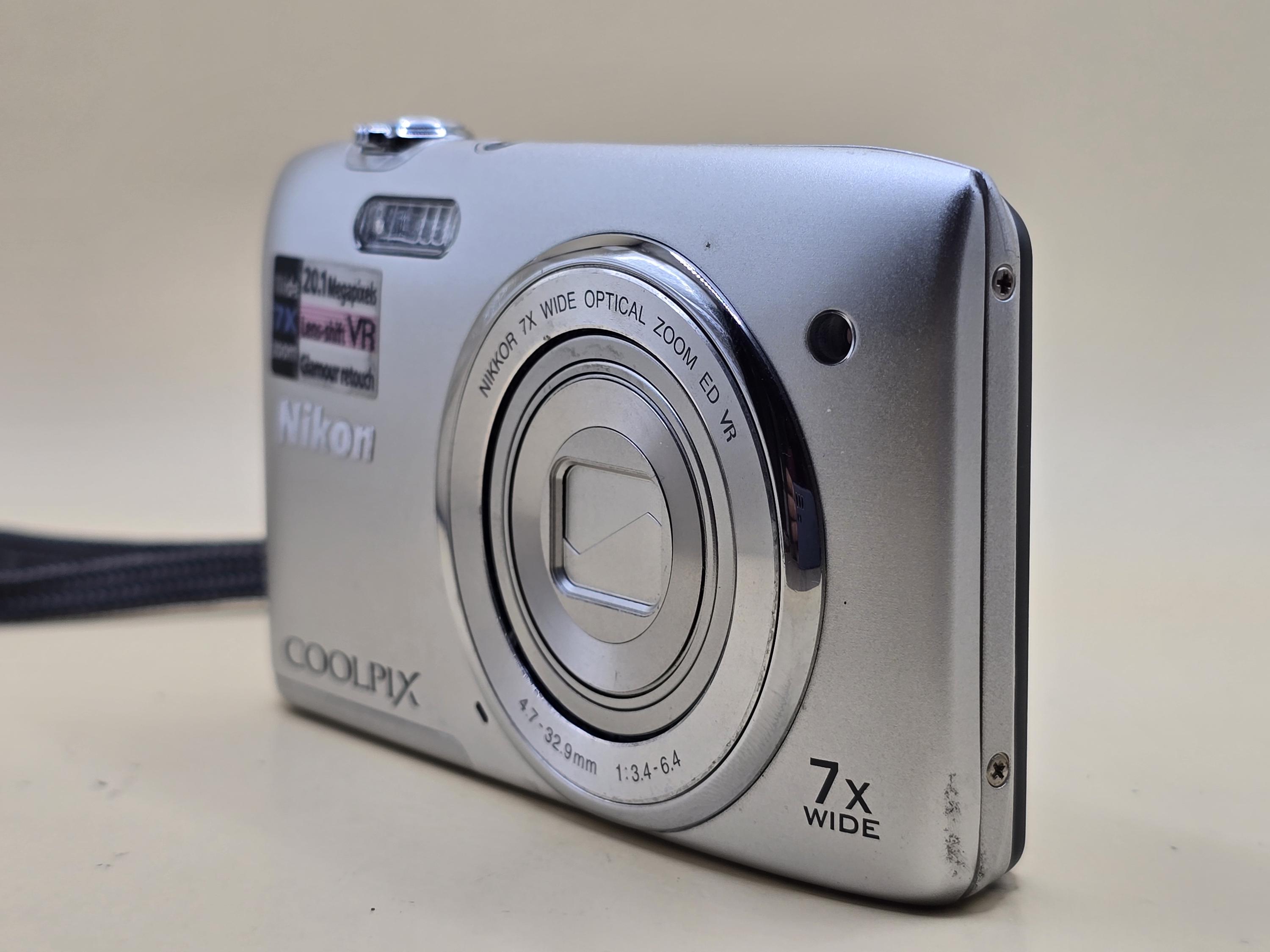 Nikon Coolpix S3500 20.1MP 7.0x Zoom Compact Digital Camera Silver