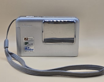 Camera Nikon Coolpix L21 / Vintage 2000s Digital Camera