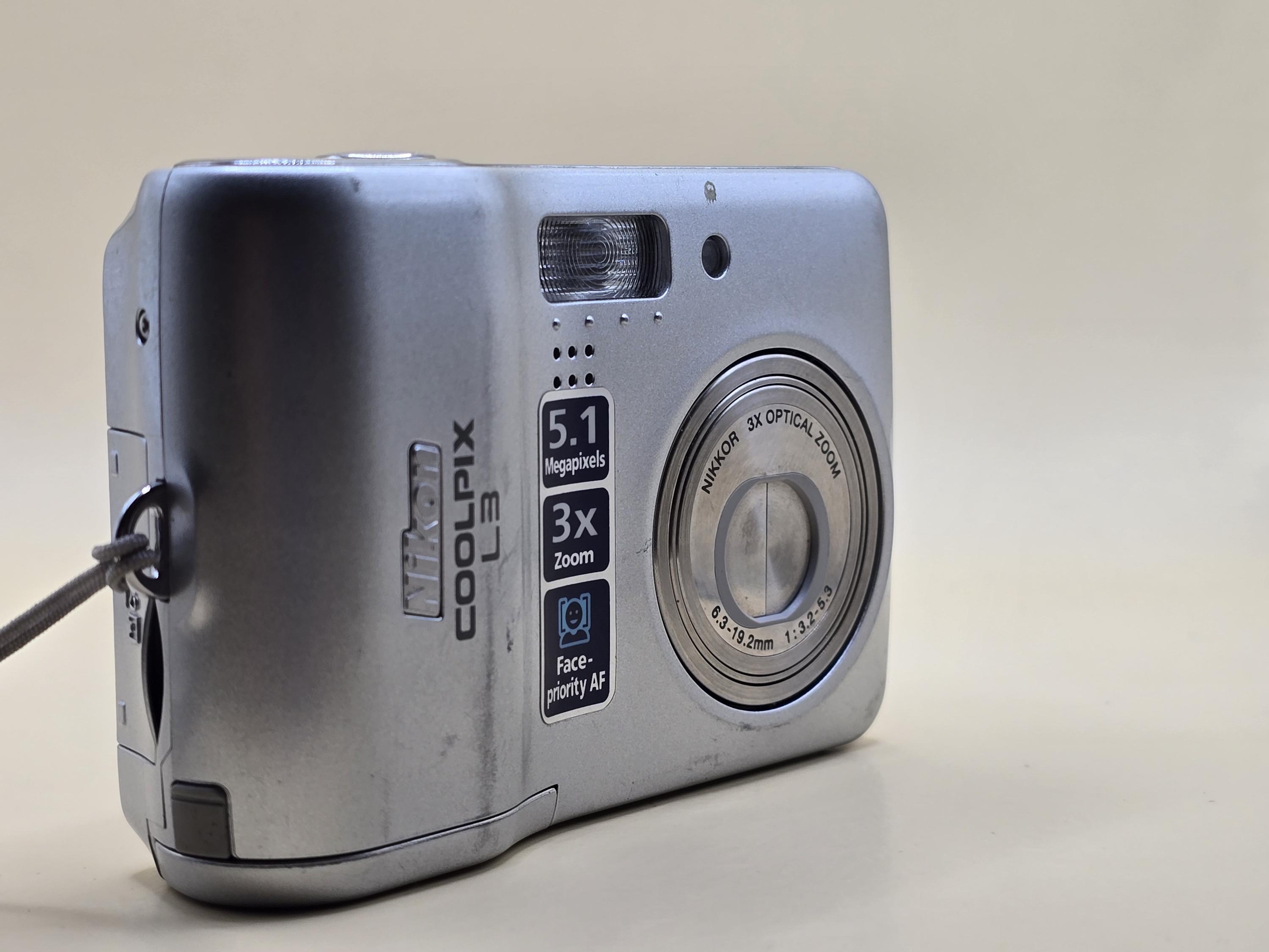 Nikon COOLPIX L3 5.1MP デジタルカメラ - シルバー - フル機能 
