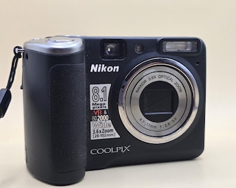 Fotocamera digitale Nikon COOLPIX P50 nera 8,1 MP Zoom 3,6x Batteria AA