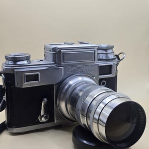 Cámara soviética vintage Kiev 4 con telémetro y objetivo Jupiter-11 de 135 mm f/4. Fabricada en la URSS. Cámara de película retro poco común.