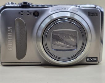 Fotocamera digitale Fujifilm FinePix F660 EXR 16.0MP Argento, testata e completa di caricabatterie.