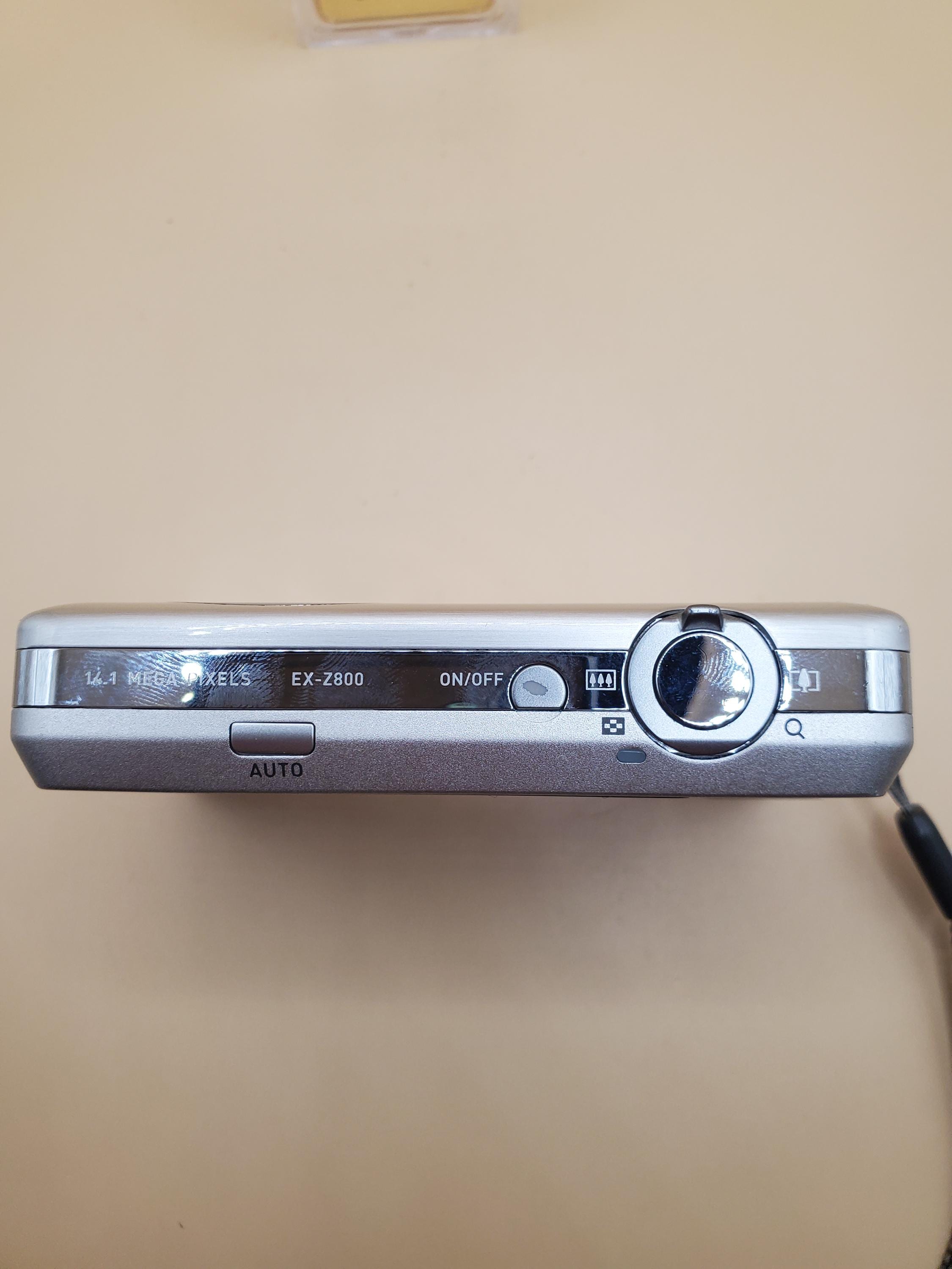 カシオ EX-Z800 シルバー 14.1メガピクセル デジタルカメラ - フル