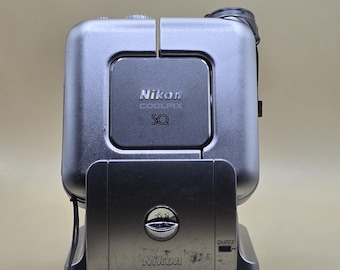 Fotocamera digitale Nikon Coolpix SQ Silver Y2K girevole con base di ricarica e adattatore CA, testata e funzionante (Giappone)