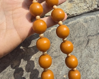 Collana vintage in bachelite color caramello con perle grandi, stile retrò ambra anni '30/'40, gioiello di tendenza.
