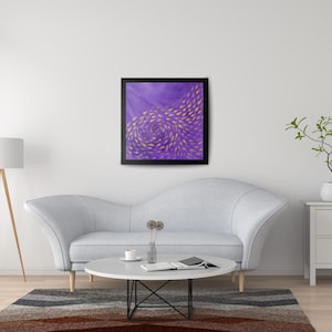 Tableau acrylique – Tourbillon de poissons dorés sur fond violet | 25x25 cm | Art méditatif et lumineux inspiré du Pacifique