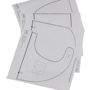 Può includere: Un cartamodello di carta bianca per un progetto di cucito. Il cartamodello include istruzioni per un "Priekšauts pieau gusajien" che si traduce in "Grembiule con tasca". Il cartamodello include una tasca, una scollatura arrotondata e una chiusura a velcro.