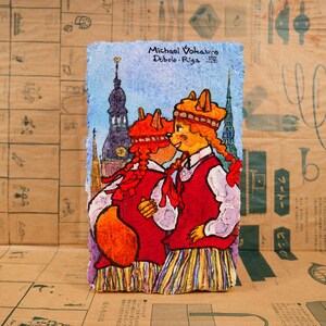 Dobele・Riga — pintura original em tinta e aquarela em uma caixa de papelão reciclada de salgadinhos de coalhada Kārums da Letônia (10,8x18x7,3 cm).