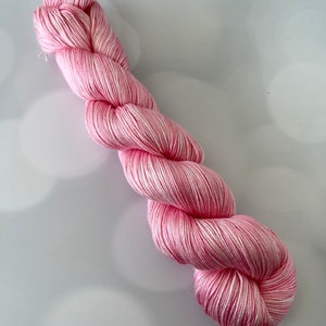 Pure Silk Yarn, pale pink, fingering weight yarn, Perfect Shell zdjęcie 5