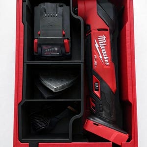 Può includere: Kit multiutensile oscillante Milwaukee FUEL rosso e nero. Il kit include una batteria, accessori e il multiutensile stesso, il tutto all'interno di una robusta valigetta rossa.