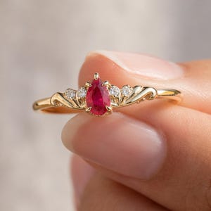 Vintage İnspirierter Pear Cut Natur Rubin mit Natur Diamant Ring Massiv Gold für Sie / Minimalist Versprechen Ring/Juli Geburtsstein Geschenk für Sie
