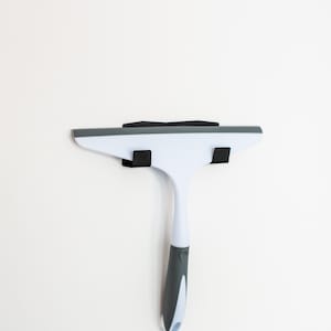 Houder voor douchewisser, houder voor vloerwisser, handdoekenrek, opberger gemaakt van een unieke "MOUNTAIN"-designcollectie gepoedercoat roestvrij staal