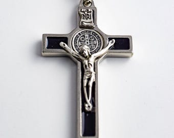 Collar con crucifijo de San Benito en esmalte negro con detalles en plata.