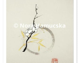 Op de afbeelding: Een origineel kunstwerk met een pruimenbloesemtak met witte bloemen en gouden bamboebladeren. Een grijze cirkel en een rode stempel zijn ook aanwezig. Het kunstwerk is gesigneerd door de kunstenaar, Nora Hamucska, en getiteld "Plum blossom and bamboo, 2024."