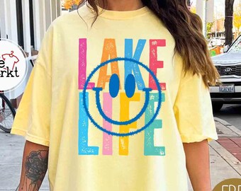 レイクライフシャツ コンフォートカラーズ® サマーTシャツ、スマイルフェイスレイクシャツ、カラフルなバケーションシャツ、オーバーサイズサマーシャツレディース、レイクラバーギフト