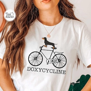 Camiseta de farmacéutico, camiseta con juego de palabras sobre farmacia con doxiciclina, camiseta de perro salchicha en bicicleta, camiseta de veterinario, regalo de farmacia, regalo de farmacéuticos y técnicos