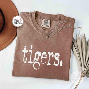 Komfort Colors® Tigers Maskottchen T-Shirt, Vintage Tigers Fußball-Shirt, Tigers Tailgate Shirt, Tigers Schulgeist, Sport-T-Shirt