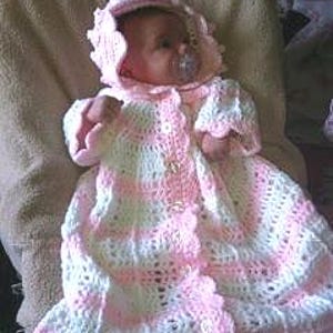 Bolsa de bebé de crochet para acurrucar a un recién nacido. Se abrocha con botones para mantener al bebé abrigado y cómodo.
