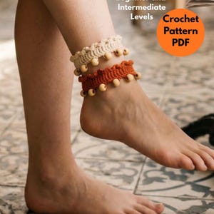 Pode incluir: Duas tornozeleiras de crochê, uma creme e outra cor de ferrugem, cada uma com uma borda festonada e pequenas contas de madeira. O texto "Beginner and Intermediate Levels" e "Crochet Pattern PDF" é visível no canto superior direito da imagem.