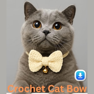 Puede incluir: Un gato gris con grandes ojos color ámbar lleva una pajarita de ganchillo color crema con una pequeña campana dorada. El texto "Crochet Cat Bow Tie Pattern DIY" se muestra en naranja en la parte inferior de la imagen.