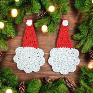 Patrón de posavasos de gorro de Papá Noel a crochet – Manualidad navideña para principiantes (PDF) con código QR y enlace a vídeo, 6 idiomas