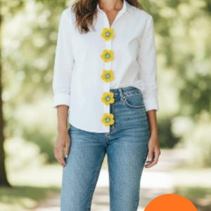 Puede incluir: Una camisa blanca abotonada con botones de ganchillo en forma de flor amarilla, combinada con vaqueros azules. La imagen incluye un círculo naranja con las palabras "Crochet Pattern".