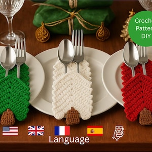 Puede incluir: Tres platos blancos con una cuchara y un tenedor, colocados sobre un servilletero de ganchillo en forma de árbol. Los soportes son verdes, blancos y rojos. Un detalle en forma de bellota marrón está en la base de cada árbol.