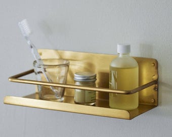 Mosiężna wisząca półka ścienna: nowoczesne, minimalistyczne miejsce do przechowywania