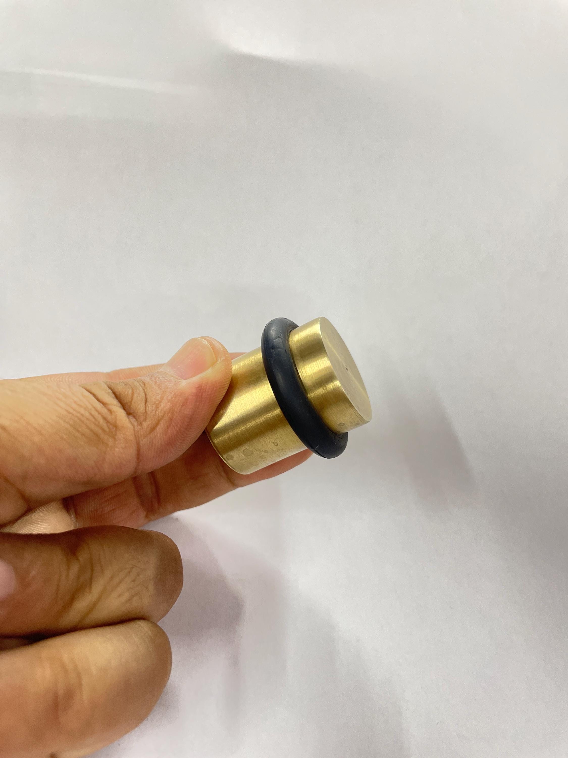 手作りの無塗装真鍮製ドアストッパー：モダンでミニマリストなデザイン