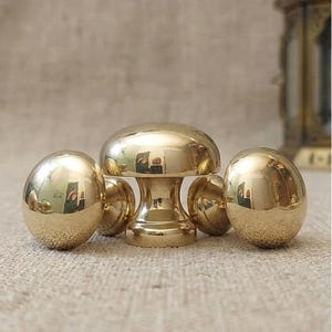 Tirador de latón sin lacar con forma de hongo – Tirador de armario macizo de 3,8 cm (1,5"), acabado liso o martillado.