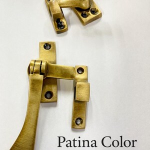 Uchwyty i gałki meblowe z litego mosiądzu – nielakierowane, polerowane okucia meblowe z mosiądzu patina color