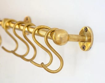 Barra de cocina de latón sin lacar: soporte para ollas estilo vintage con ganchos en forma de S