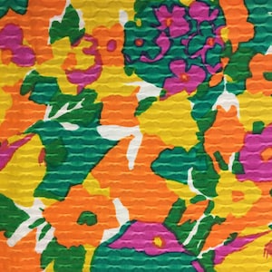Abstracte matelasse bloemenprint honingraatgeweven neonkleuren smaragdgroen/blauwgroen oranje fischia, goud op witte ondergrond
