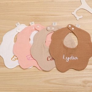 パーソナライズされたベビービブ ピュアコットンモスリン、赤ちゃんの名前が刺繍されたビブ、新生児へのギフト、幼児用スカーフ、げっぷ布 コットンビブ ガーゼ
