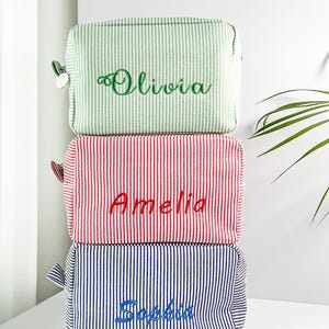Personalisierte gestickte Seersucker Make-up-Tasche, Brautjungfer Geschenke, Kosmetiktasche, Make-up Veranstalter, Brautparty Geschenke, Brautparty Geschenk