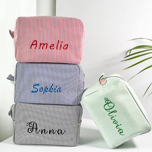 Personalisierte gestickte Seersucker Make-up-Tasche, Brautjungfer Geschenke, Kosmetiktasche, Make-up Veranstalter, Brautparty Geschenke, Brautparty Geschenk